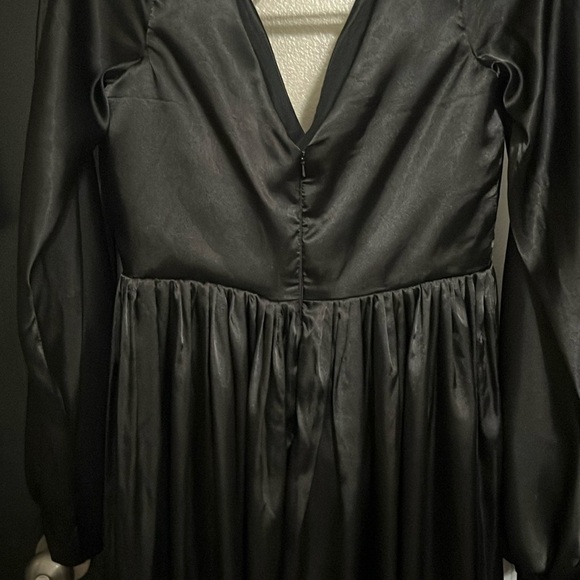 Black Plunge Neck Bishop Sleeve Gown - Picture 10 of 14